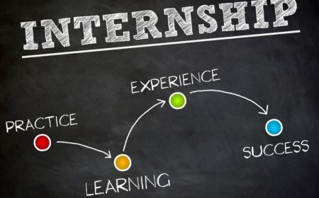 When should students go for internships?