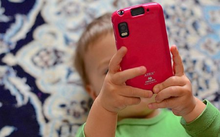 The risks of giving cellphones to children