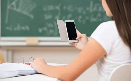 Nomophobia in Teens: How to Recognize and Overcome It