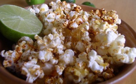 This is the healthiest snack you can eat at home! Make popcorn with ... a lime